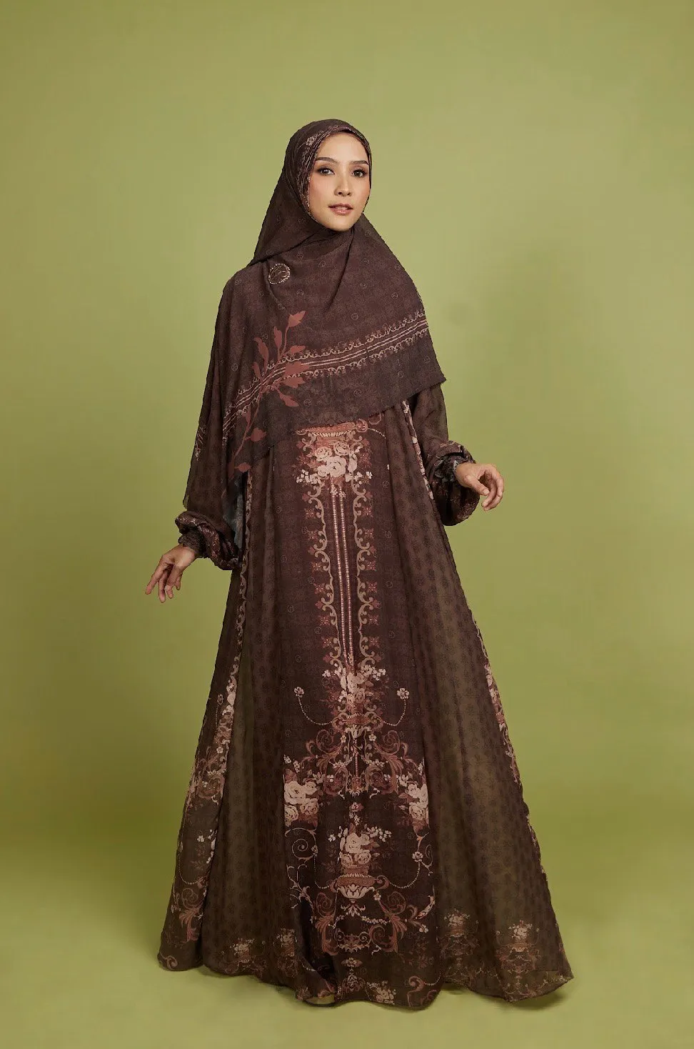 Gamis cokelat dengan print ornamen dan kerudung senada