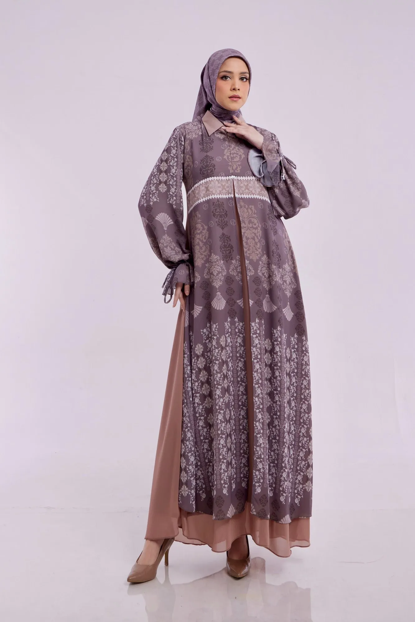 Model mengenakan gamis motif lilac rancangan untuk Hidah Pratama
