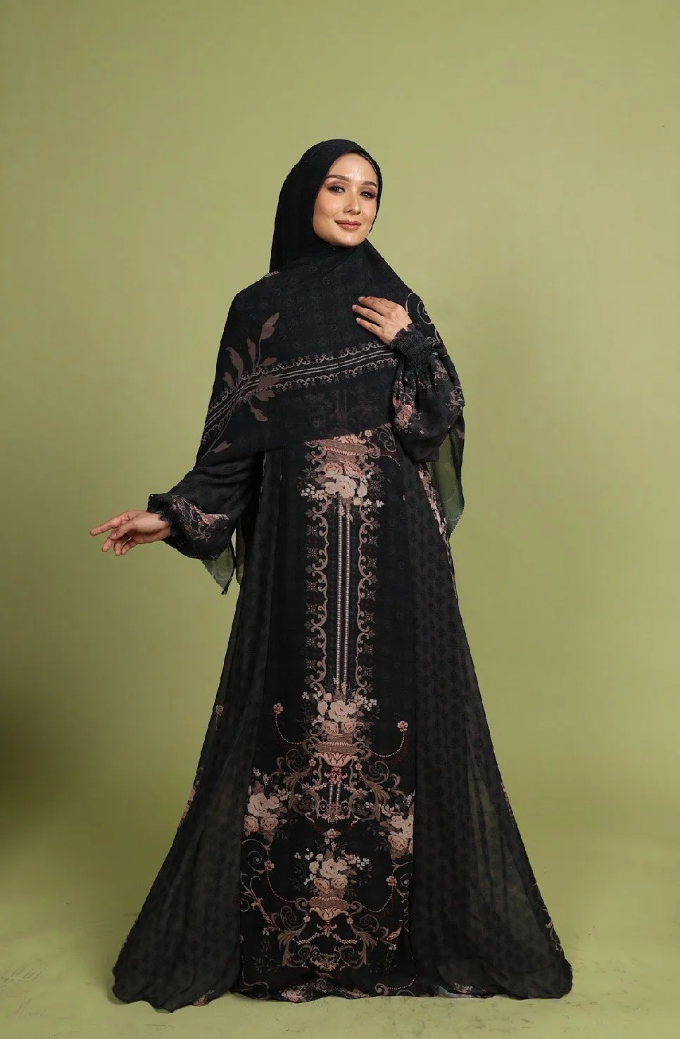 Gamis hitam dengan print ornamen emas dan kerudung senada