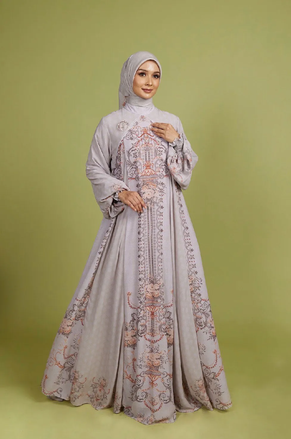 Gamis abu mutiara dengan print ornamen panel